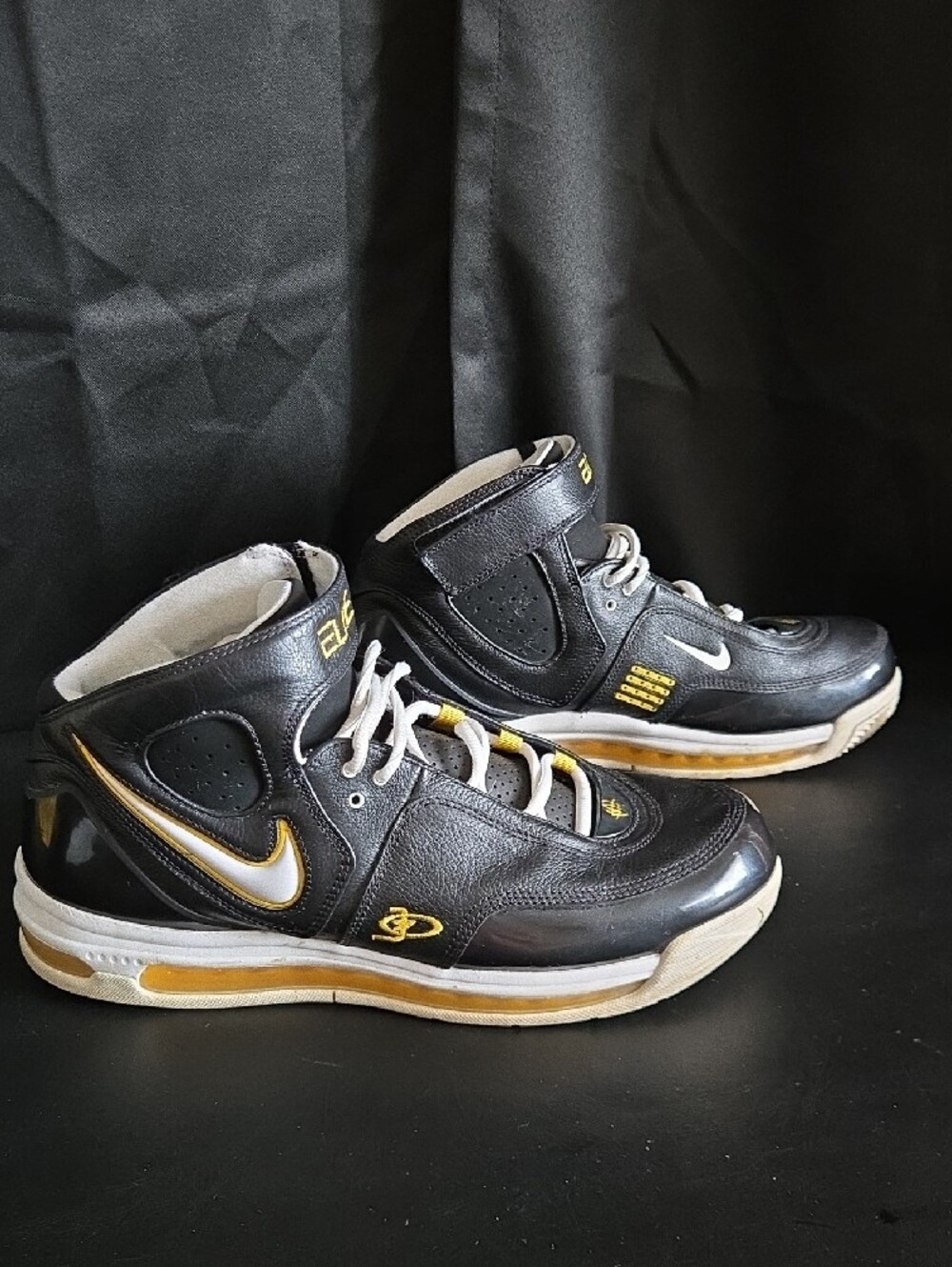 Rare Nike Air Max Elite Men’s High-Top Athletic Shoes - Black/White/Gold - Picture 6 of 10